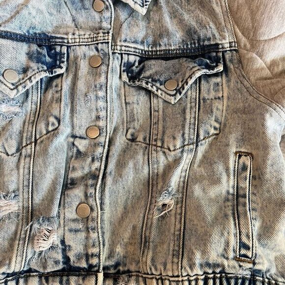 Blank NYC A Piece of Me Denim Hoodie
Jacket size s - Picture 8 of 8